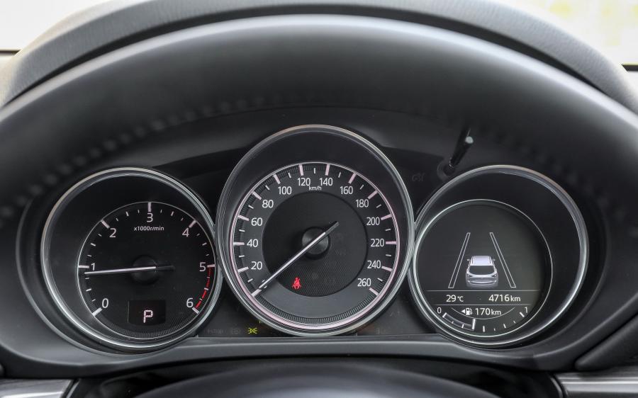 Панель приборов Mazda CX-5 2.0 GL 2017 года  (MY) (фото 6 из 9)